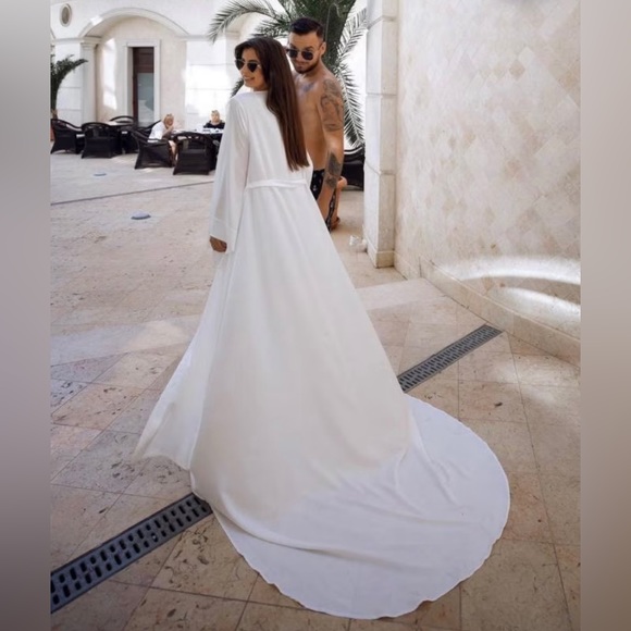 Long White Robe with train - Picture 5 of 5